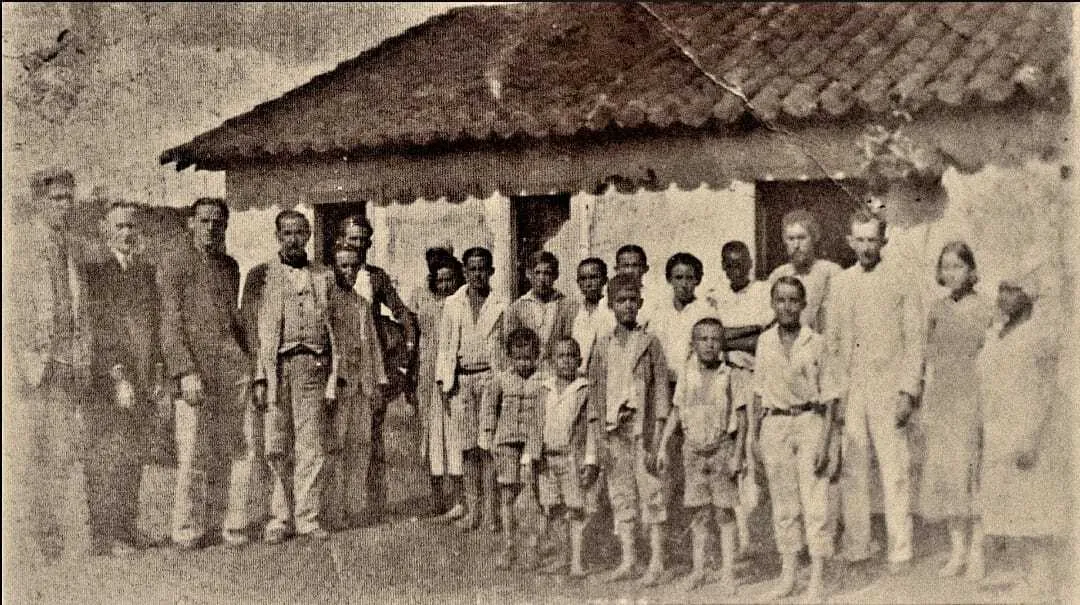 Moradores de Santa Maria (Sacramento-MG) , em frente à casa de Sinhô Mariano da Cunha, no início do Século XX