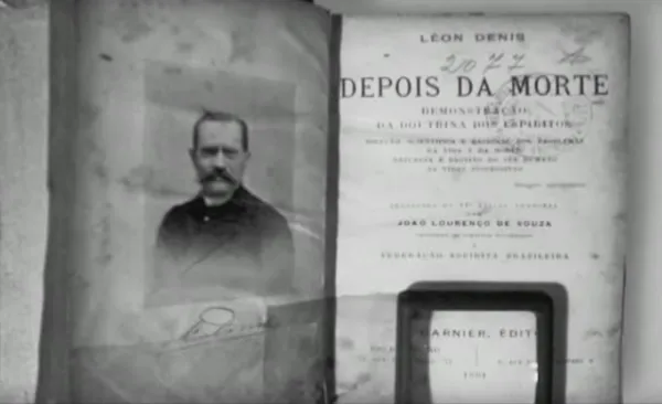Exemplar antigo do livro Depois da Morte, de Léon Denis, aberto na página com o retrato do autor