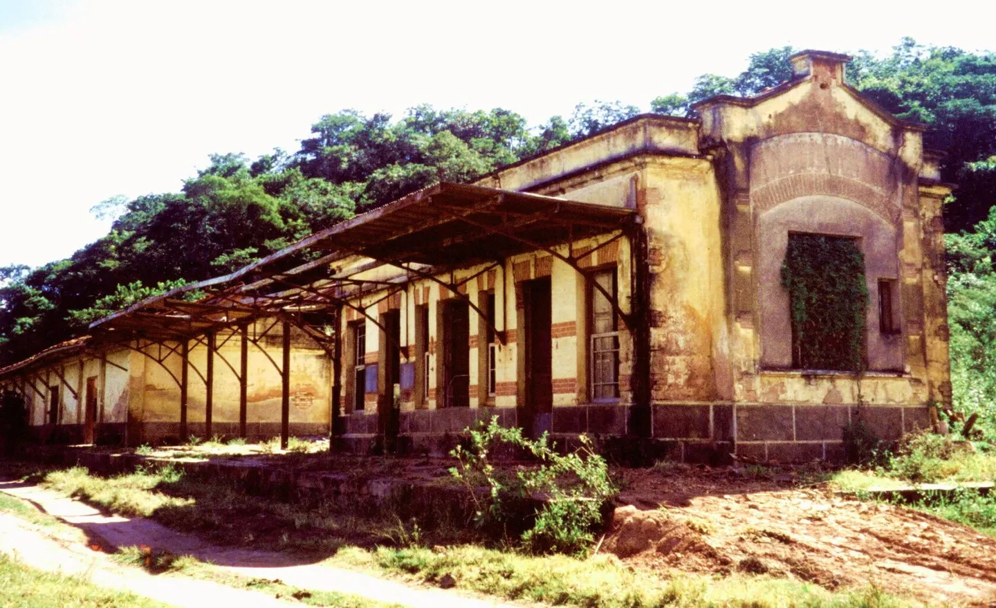 Estação do Cipó com cobertura antiga e vegetação