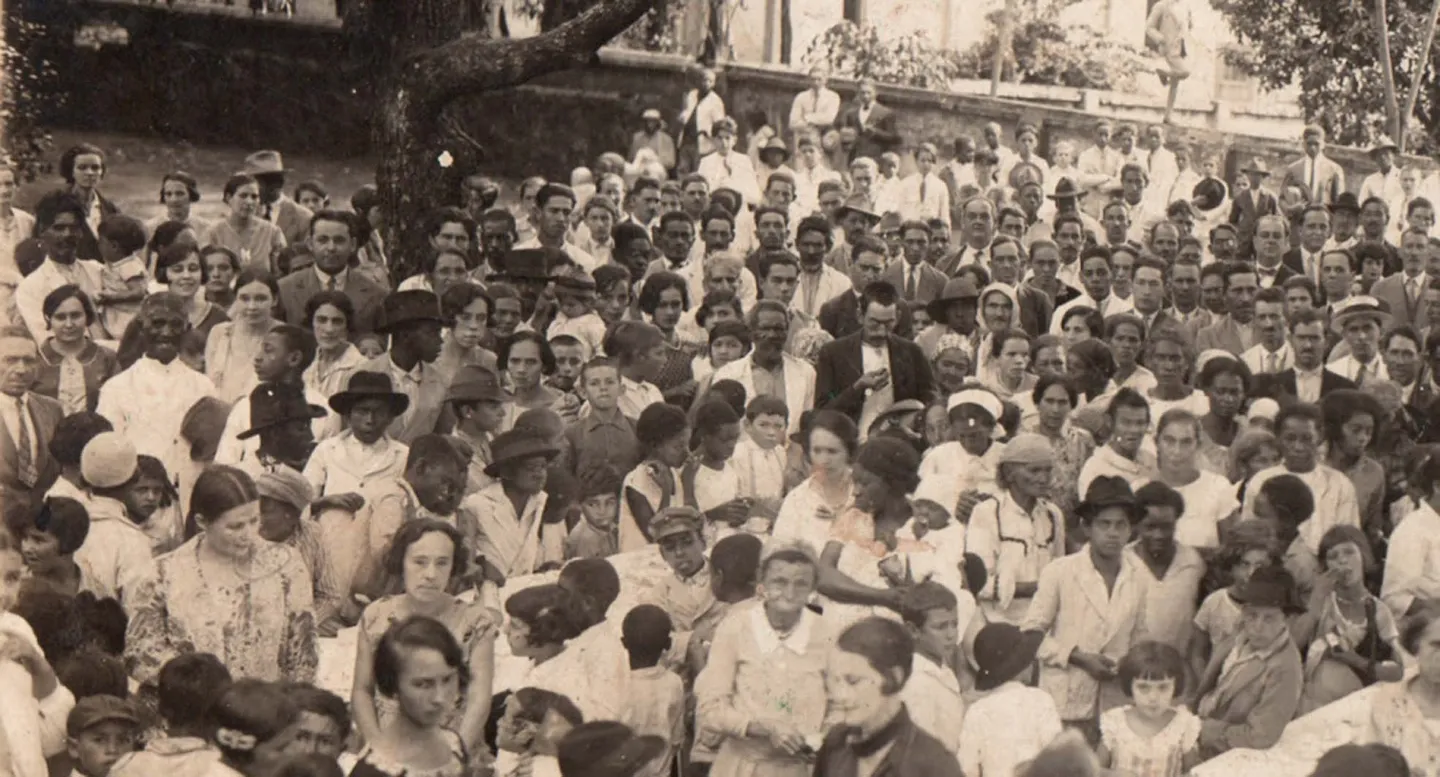 Multidão reunida ao ar livre, em fotografia antiga
