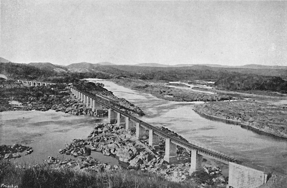 Ponte ferroviária vista do alto, em fotografia antiga