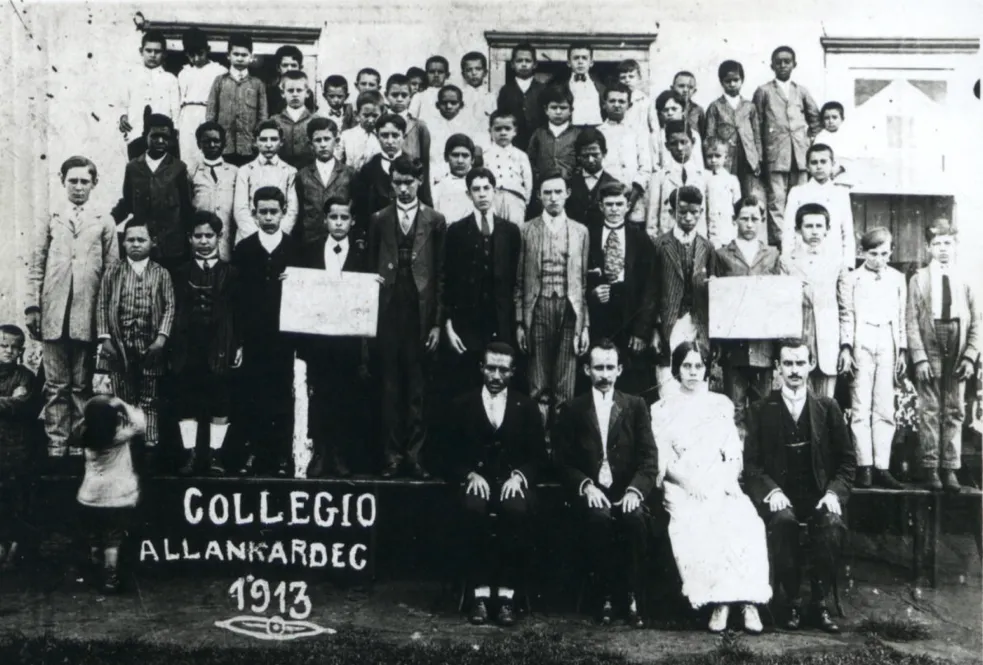 Alunos e professores diante do Collegio Allan Kardec, em 1913