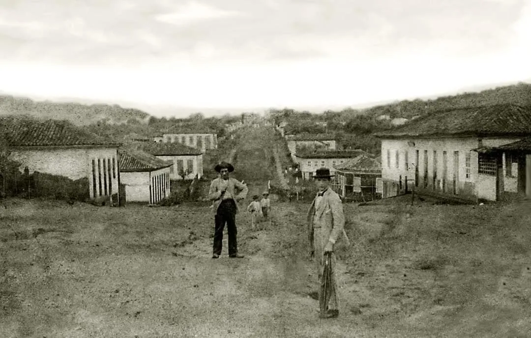 Rua de Sacramento em fotografia antiga, com dois homens em primeiro plano