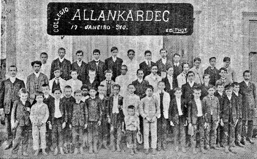 Alunos e professores do Colégio Allan Kardec com a placa do colégio, em 1910
