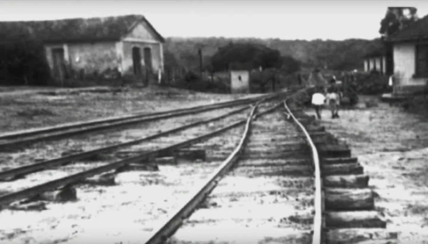 Trilhos de trem junto à Estação do Cipó, em fotografia antiga