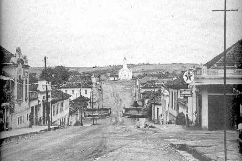 Rua de Sacramento com igreja ao fundo, em fotografia antiga