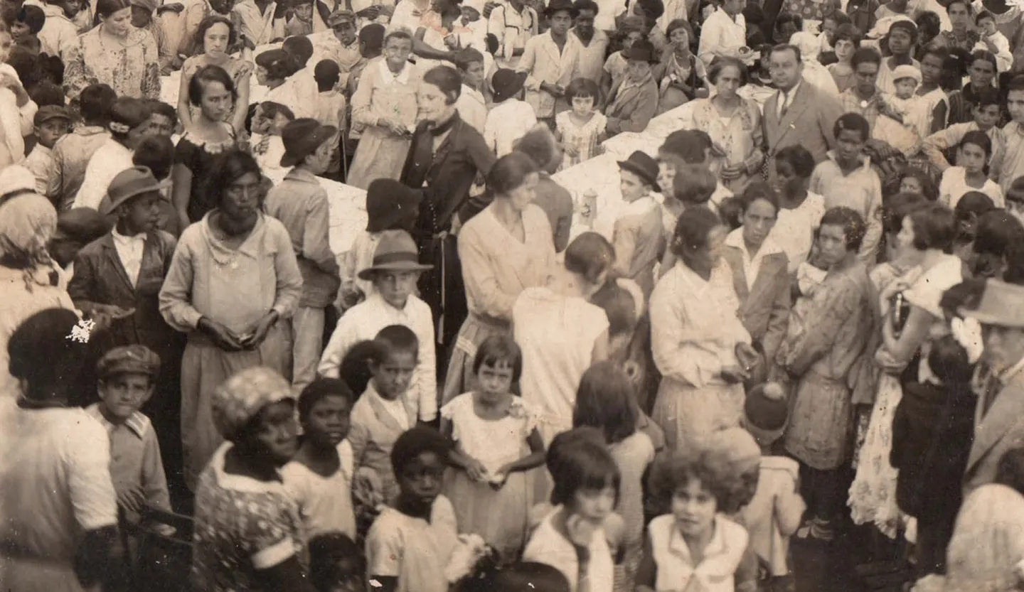 Multidão reunida vista de perto, em fotografia antiga