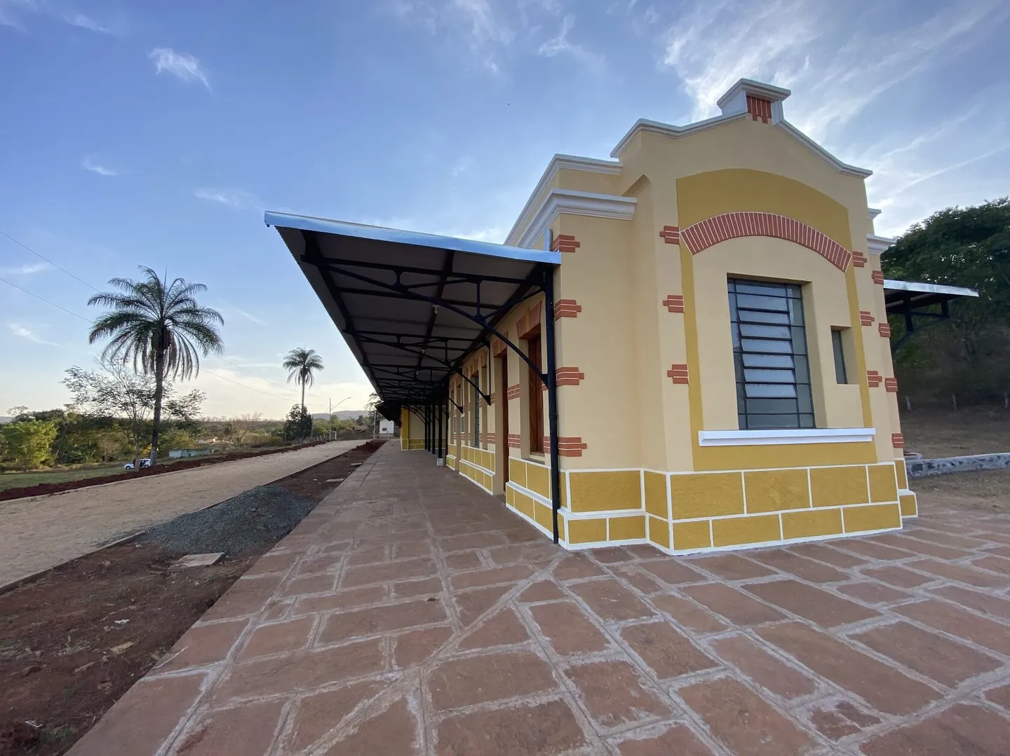 Estação do Cipó restaurada, com plataforma e palmeiras